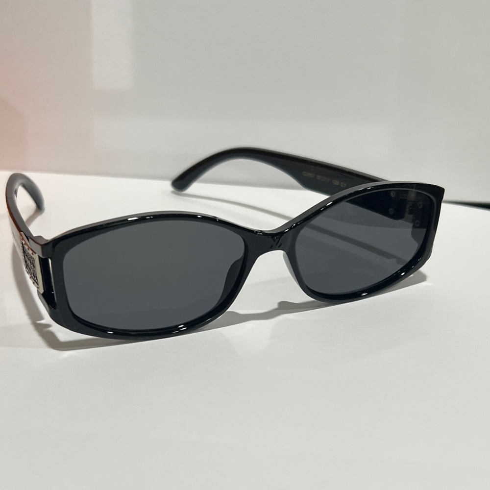 Louis Vuitton Black Sunglasses with Gold Accents unisex - Picture 9 of 10